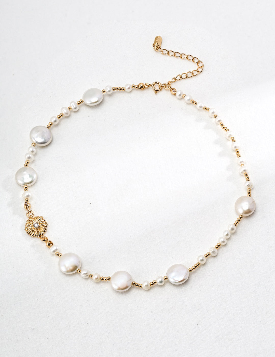 Collection Sunlit Grace | Collier en perles baroques – Chaîne sculptée dorée en argent 925