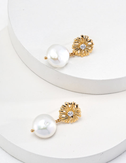 Collection Sunlit Grace | Boucles d’oreilles perles & fleur solaire – Éclat doré et mouvement naturel