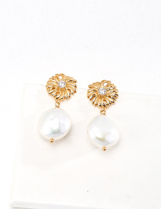 Collection Sunlit Grace | Boucles d’oreilles perles & fleur solaire – Éclat doré et mouvement naturel