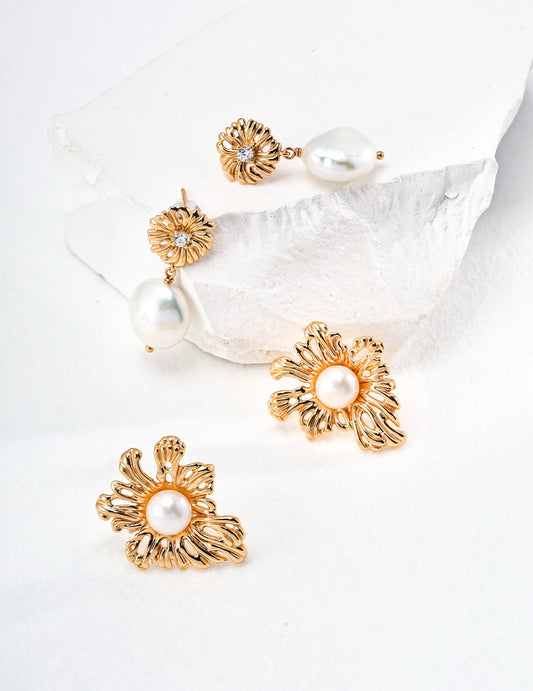Collection Sunlit Grace | Boucles d’oreilles florales – Sculptées et perlées, élégance intemporelle