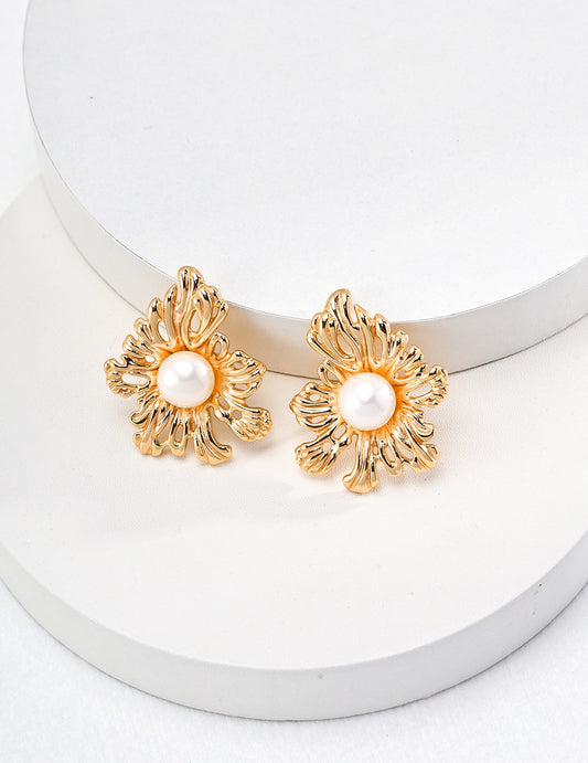 Collection Sunlit Grace | Boucles d’oreilles florales – Sculptées et perlées, élégance intemporelle